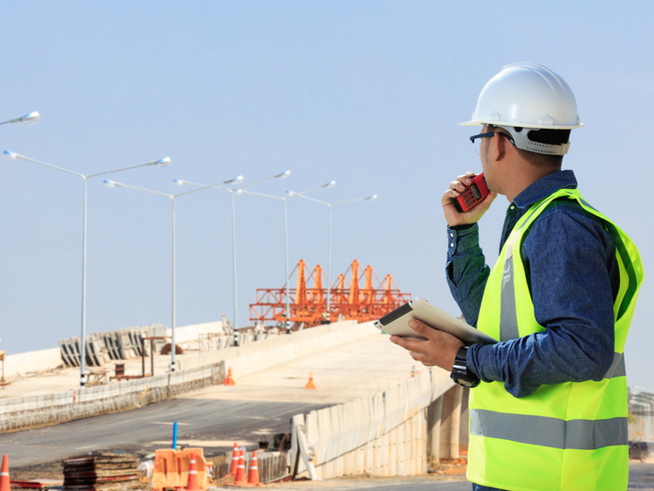 Kỹ sư cầu đường là người thiết kế và thực thi công trình cầu đường